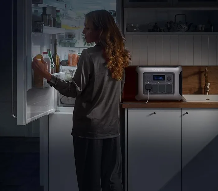 ALLPOWERS R1500 Lite alimentant un réfrigérateur pendant une coupure de courant dans une cuisine