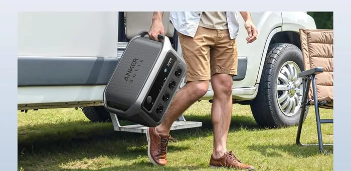 Anker SOLIX C2000 Gen 2 chargée dans le coffre d'un véhicule tout-terrain