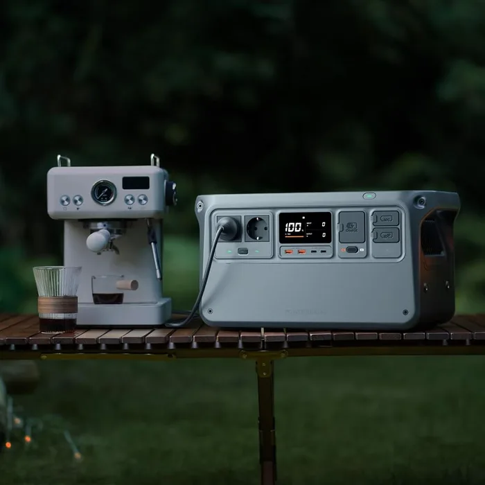 DJI Power 1000 V2 alimentant une machine à expresso sur une table extérieure au crépuscule