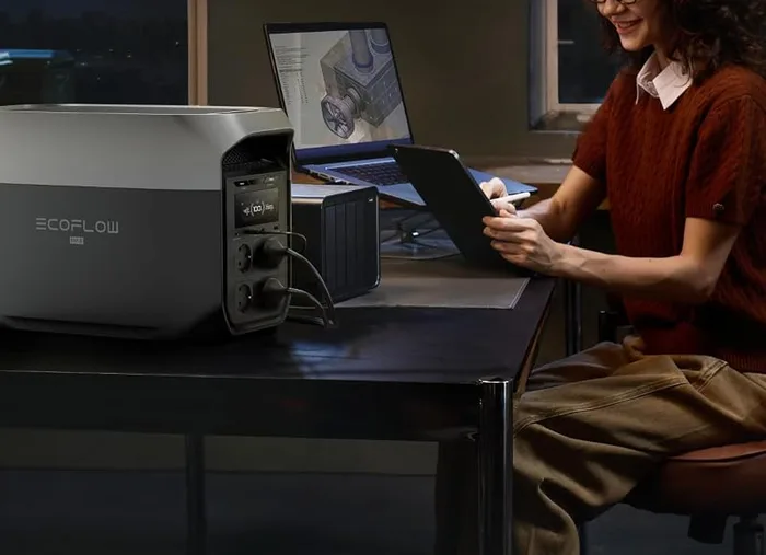 EcoFlow DELTA 3 Max posée sous un bureau, alimentant un poste de travail informatique