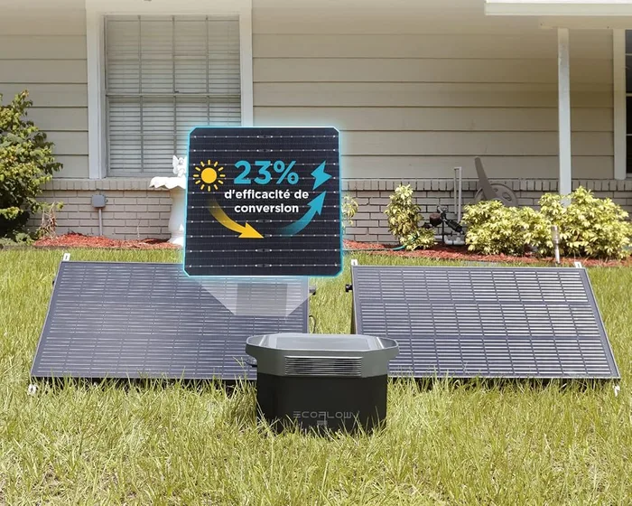 Deux panneaux solaires EcoFlow 100W installés au sol dans un jardin, reliés à une station électrique