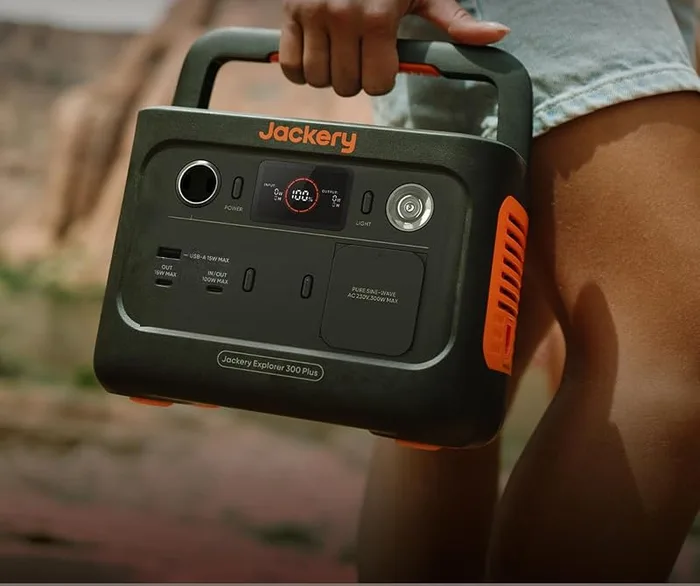 Jackery Explorer 300 Plus porté à la main par sa poignée intégrée