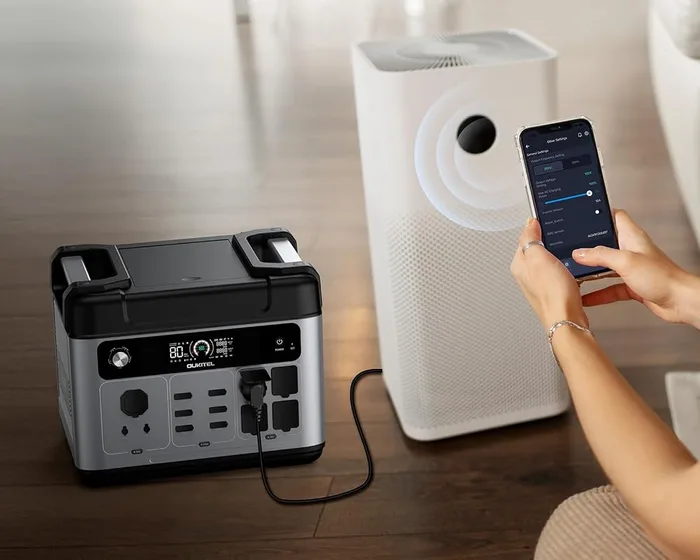 Oukitel P2001 Plus alimentant un purificateur d'air, pilotée depuis un smartphone