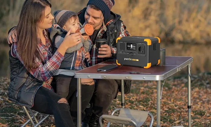 PECRON E500LFP sur une table de pique-nique en forêt, avec une famille attablée