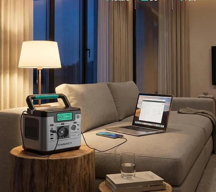 SWAREY S500 PRO dans un salon le soir, alimentant une lampe et un ordinateur portable